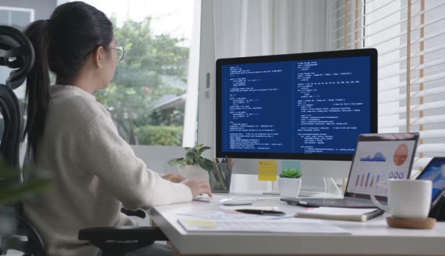 翁牛特旗软件开发公司实战建议:网站赋能,为何必须接入支持机器人?